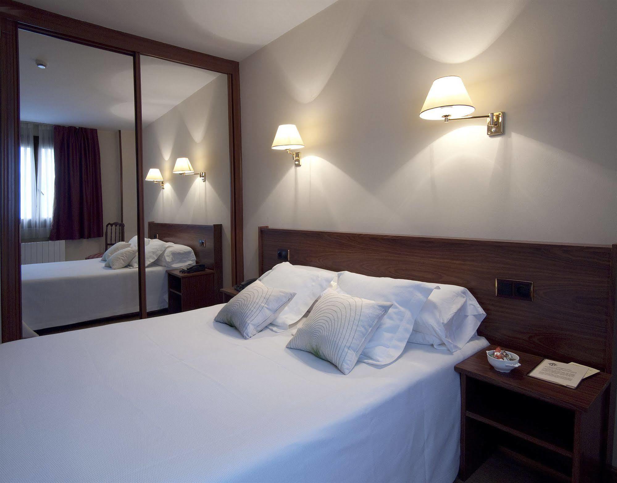Hotel Y Apartamentos Arias Navia Cameră foto